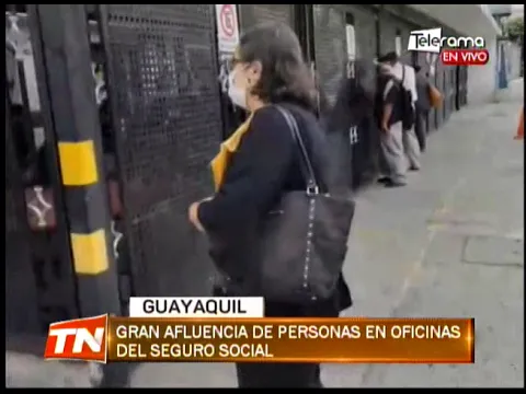 Gran afluencia de personas en oficinas del seguro social
