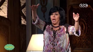 صاحبة السعادة إسعاد يونس تهدى روبى زغروطة بعد اداء مبهر لاغنية الزهور 