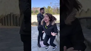 اعمى تبول على امراءة شحادة 