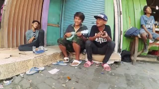 kreatif pengamen ini cover lagu kolam susu