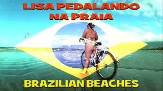 lisa pedalando na praia