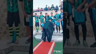 شيل شيل يا طويل العمر ميسي     على طريقة ولاد الشعب ههه        ميسي يرفع الكأس دندنها