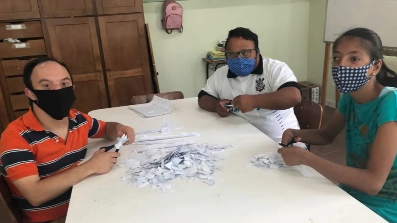 Natal na APAE de Xaxim: alunos confeccionam cartões natalinos