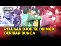 Download Lagu [FULL] Haru! Ojol Nangis Peluk Brimob, Beri Bunga di Aksi Damai Monas