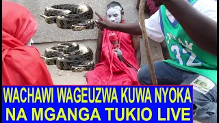 usiangalie ukiwa peke yako mganga alivyo wageuza nyoka wachawi walio nasa mchana kweupe