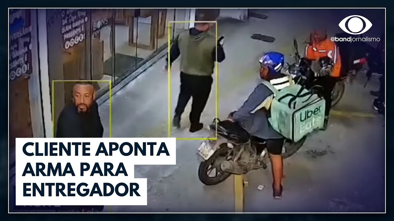 Morador de condomínio aponta arma e ameaça entregador | Jornal da Noite