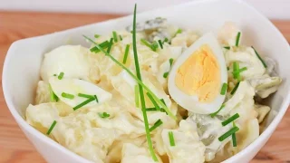 Rezept: http://cuisini-blog.de/kartoffelsalat-mit-mayonnaise-eiern-und-gewuerzgurken/ ] - mit Mayo /. 