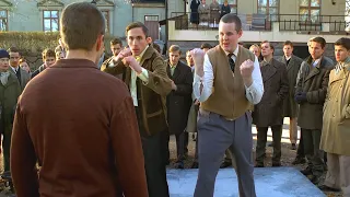 이 괴롭힘꾼들은 새로 전학 온 학생이 잔인한 싸움꾼이라는 사실을 전혀 몰랐습니다 