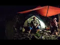 Download Lagu Dilanda hujan deras saat camping, mendirikan tenda di atas bebatuan, bersantai, asmr