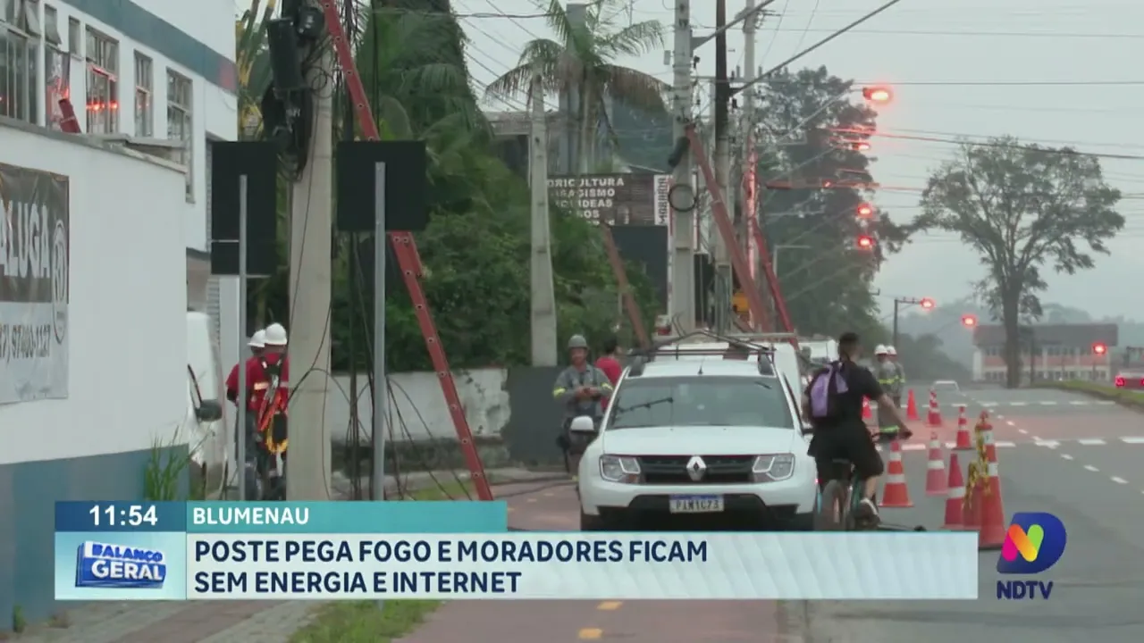 Poste pega fogo e moradores ficam sem energia e internet em Blumenau