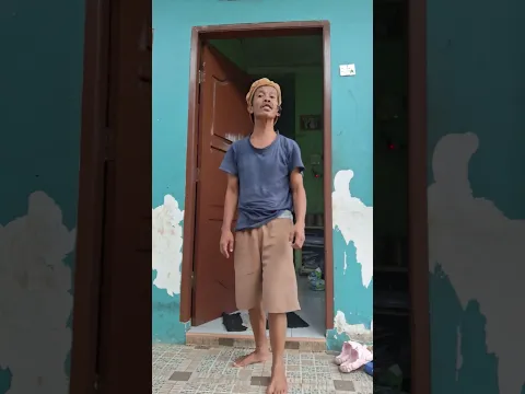 Monyet pegang ulat bulu