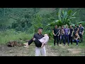 Download Lagu CEO Quangs reis om een ​​arme alleenstaande moeder van het kwaad te redden.