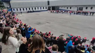 Euskaraldiaren abestia kantatzen eta dantzatzen