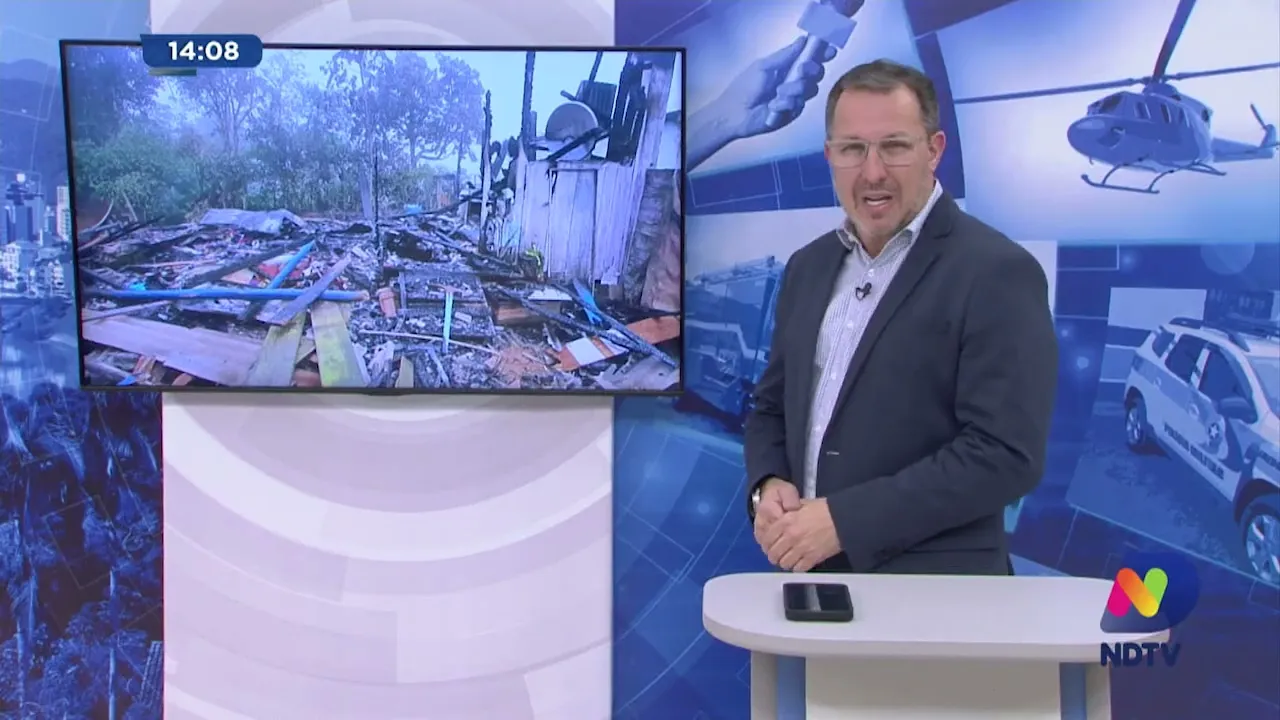 Blumenau: casa de madeira fica totalmente destruída após incêndio