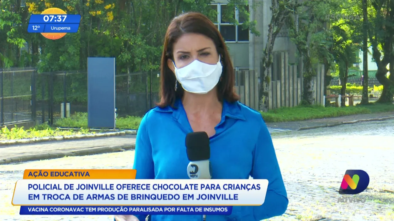 Policia de Joinville oferece chocolate para crianças em troca de armas de brinquedo em Joinville