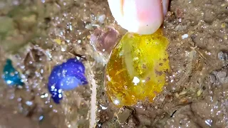 For the first time, layers of crystal and gold were stacked.