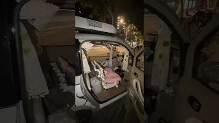 تحويل سيارة صغيرة إلى غرفة نوم  تحويل سيارة صغيرة إلى غرفة نوم