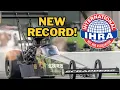 Download Lagu Vrouwelijke dragster-racer verpulvert IHRA-snelheidsrecord! Grappige auto crasht tegen muur! 😮