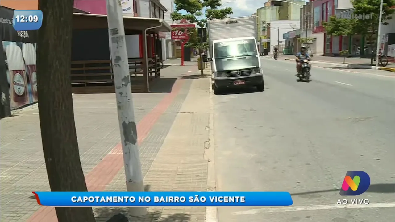 Câmera de segurança registra carro capotando no bairro São Vicente, em Itajai