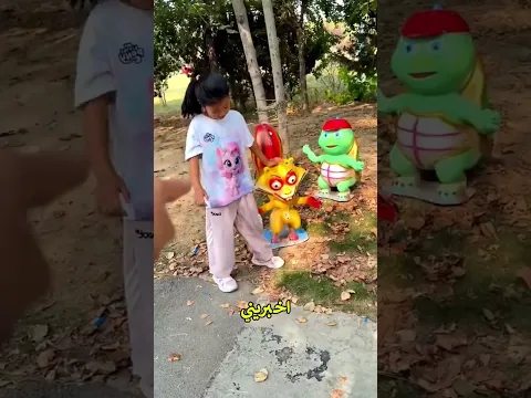 😱 أحذية عملاقة بحجم الفيل في الحديقة!