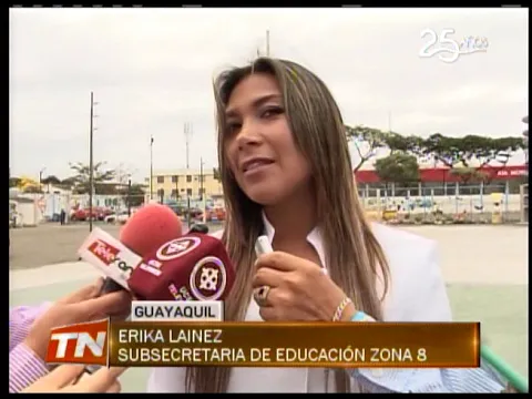 Estudiantes Ecuatorianos juraron la bandera en su día