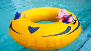 La familia visita el parque acuático