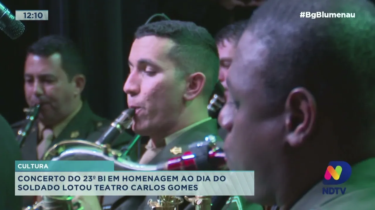 Cultura: concerto do 23° BI em homenagem ao Dia do Soldado lotou Teatro Carlos Gomes