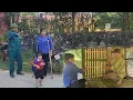 Download Lagu Phuong Anh and her mother go to class, the mother who made the door was helped by a kind man
