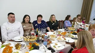 РАЗ Я СИДІЛА БІЛЯ ВІКОНЦЯ ЗАСТІЛЬНА ПІСНЯ 