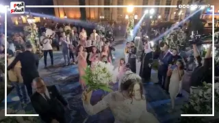 زوجة أحمد علاء تلقي بوكيه الورد   شاهد دموع الفتاة التي التقطته دندنها