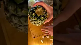 رانو قطعت الاناناس على طريقة التيكتوك 
