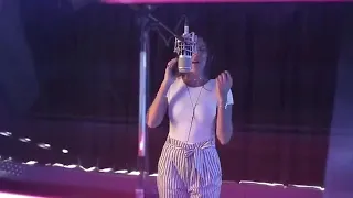 بهواك انا وبدوب انا وعشانك عمرى يا عمرى انا 