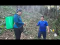 Download Lagu The girl was very happy to be rewarded with extra money thanks to her hard work
