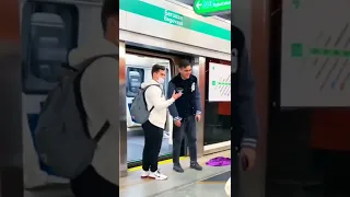 Have A Shower In Train فتاة تستحم بالقطار 