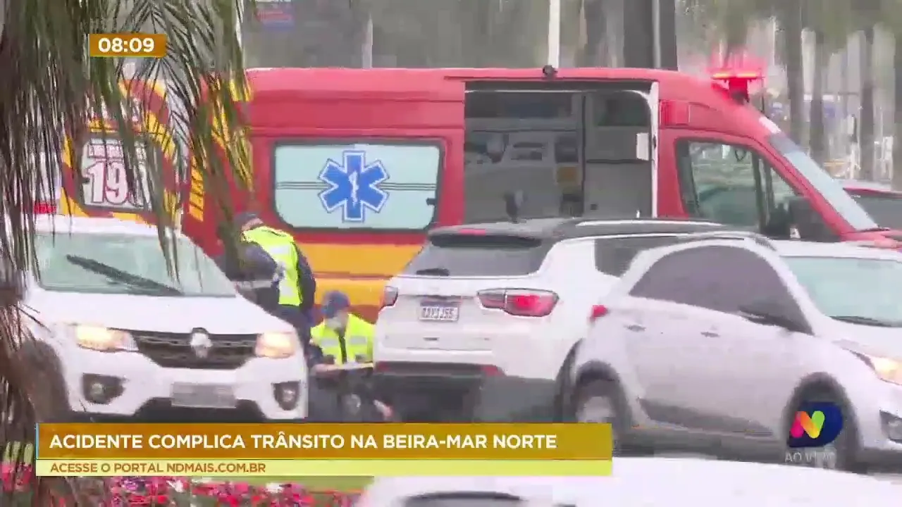 Acidente entre carro e moto complica o trânsito na Avenida Beira-Mar Norte em Florianópolis