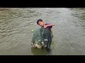 Download Lagu The trap is full of fish, trapping river fish with baskets,  highland boy harvesting fish for sale