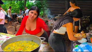 Ya esta lista la sopa de gallina india con gallina asada..