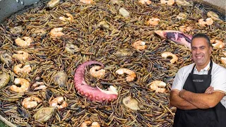 Fideua negra de pulpo y langostinos
