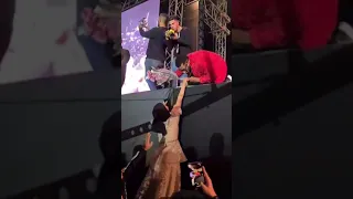 محمد رمضان يغمى عليه على المسرح بسبب تقبيل يد بنين الموسوي 