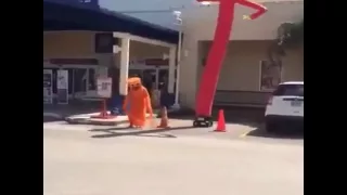 عايش الدنيا على كيفه 