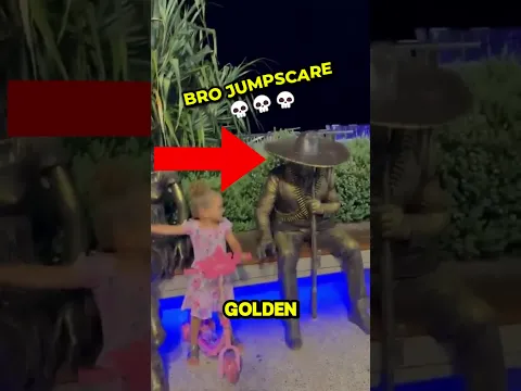 Living Bronze Statue Scares Kids on Tourist Street | Moments Media