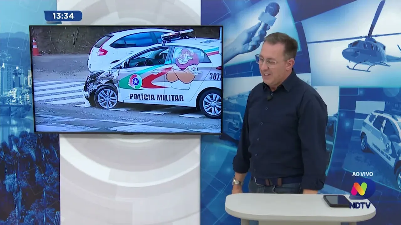 Viaturas da Polícia Militar e dos bombeiros de Blumenau se envolvem em acidente