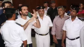 أحمد دومة معترض ا على الكلابشات إيه لزمتها في عربية الترحيلات 