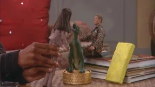 GIRLFRIENDS S03E11 Santa v Monica