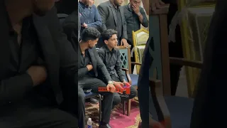 ابن احمد عامر بيسمعله اغنية من اغاني أبوه علشان يفتكره وياخد واجبه 