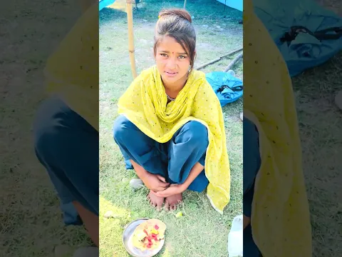 एक गरीब लड़की झोपड़ी में सूखी रोटी खा रही थी?
