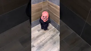 ظهرلا جني بالتواليت و لكن 