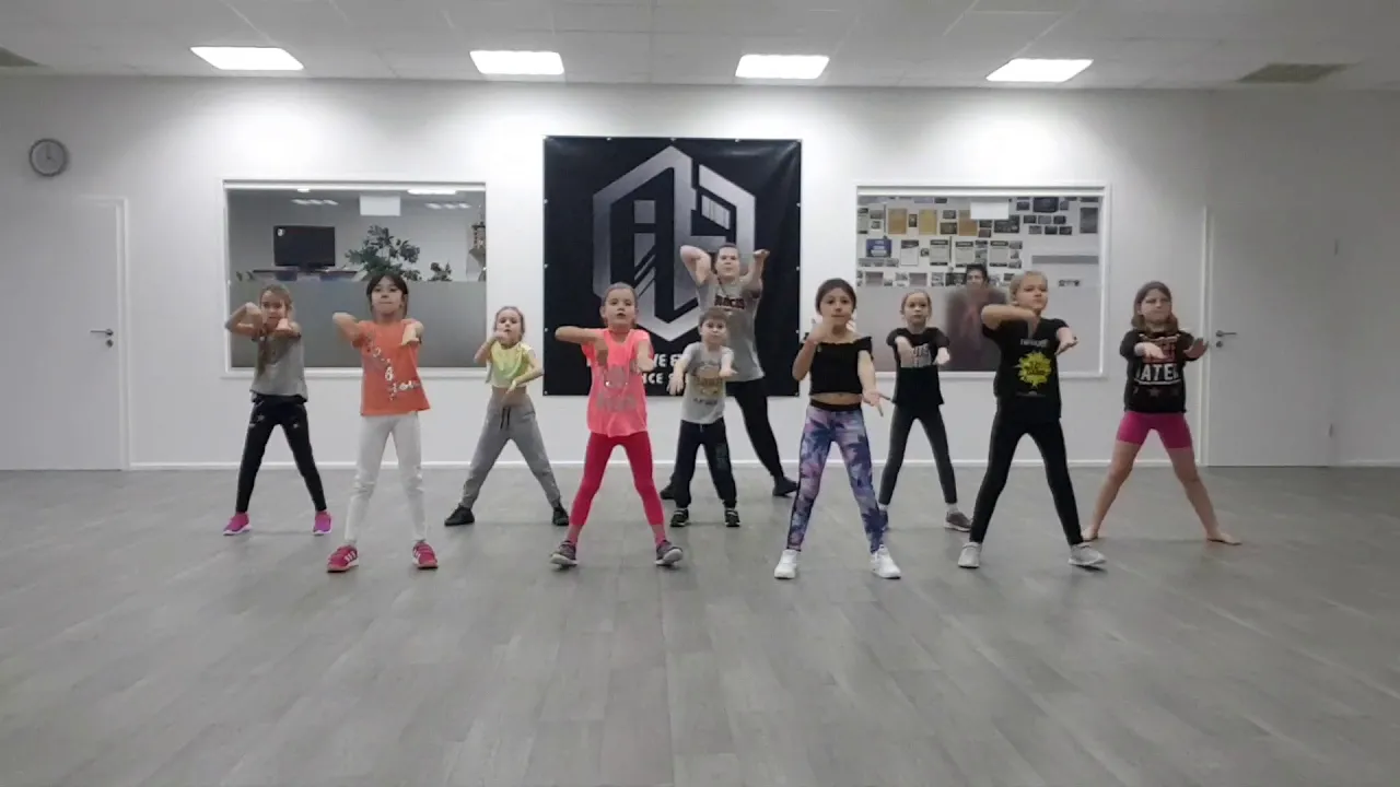 Der Macarena mit unseren Kleinen in der IE DANCE SCHOOL!