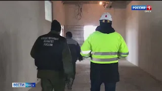 В распоряжении «Вестей» оказались кадры обысков в Минстрое Омской области