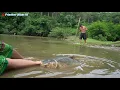 Download Lagu Survival Skills: Big Fish attack Girl - Aboriginal Guy Save from Big Fish - Skills Catch Big Fish